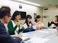 「モニタリング試食会」で女性の声を聞く