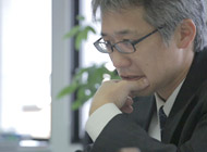 営業推進部　マーケティング課　杉本宏治さんの写真です