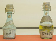 明治時代に発売された「コップ付き日本酒」の写真です