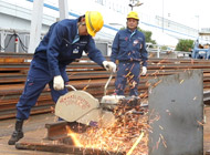 レールの加工は数ミリ単位