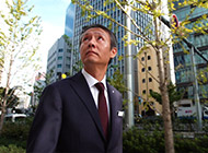 小林さんは街を歩きながら人々の働き方に注目している