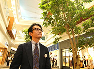 三輪谷さんは毎日館内のスタッフに声をかけて回る