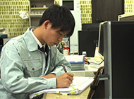 入社３年目の橋本怜哉さんは初めて一人で設計業務を任された