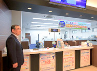 各店舗をめぐる　橋本頭取の写真です