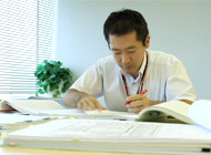 商品企画部　服部直記さんの写真です