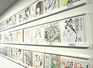 NTTソルマーレの社内には漫画家の色紙がずらりと並ぶ