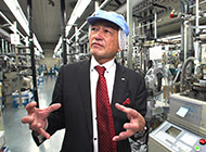「靴下と足のことを一番考えている会社であり続けたい」と語る岡本哲治社長