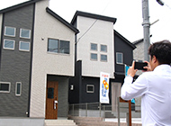 自ら物件の写真を撮影しに行くことも