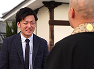 お寺との提携の交渉をする法人営業部の中村明博さん