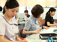 女性社員の制服の写真です