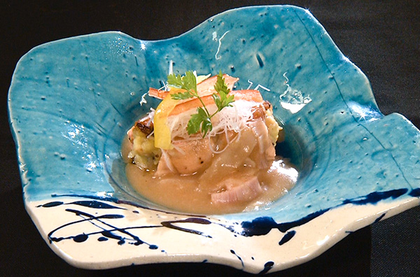 サーモンのサラダ包み焼き トマトクリームソース