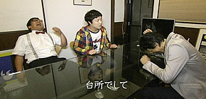 画像：バケツのお風呂に入る家