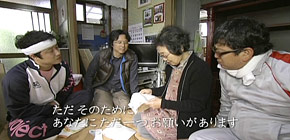 画像：バケツのお風呂に入る家
