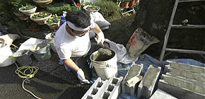 画像：バケツのお風呂に入る家