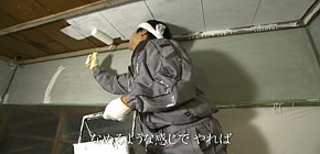 画像：バケツのお風呂に入る家