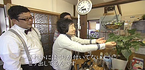 画像：バケツのお風呂に入る家