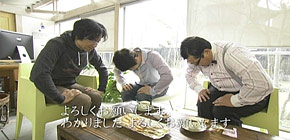画像：バケツのお風呂に入る家