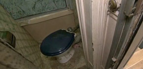 画像：台所でシャワーを浴びる家