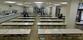 画像：光が届かない学食
