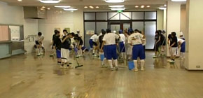 画像：光が届かない学食