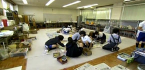 画像：光が届かない学食
