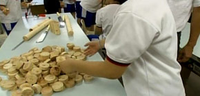 画像：光が届かない学食