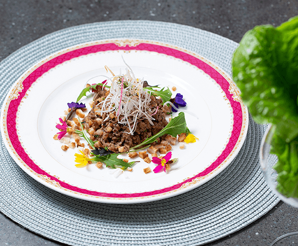 タコとミンチの薬味炒めチシャ菜つつみ