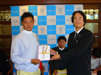 １位の久保選手にＡＢＣゴルフ倶楽部川村社長から賞金が贈られた。