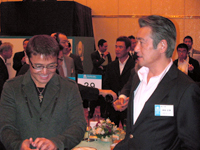 談笑する丸山茂樹プロと神田正輝さん