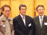 プロアマに参加する（左から）　芸能コメンテーターの井上公造さん、神田正樹さん、朝日放送（株）渡辺社長