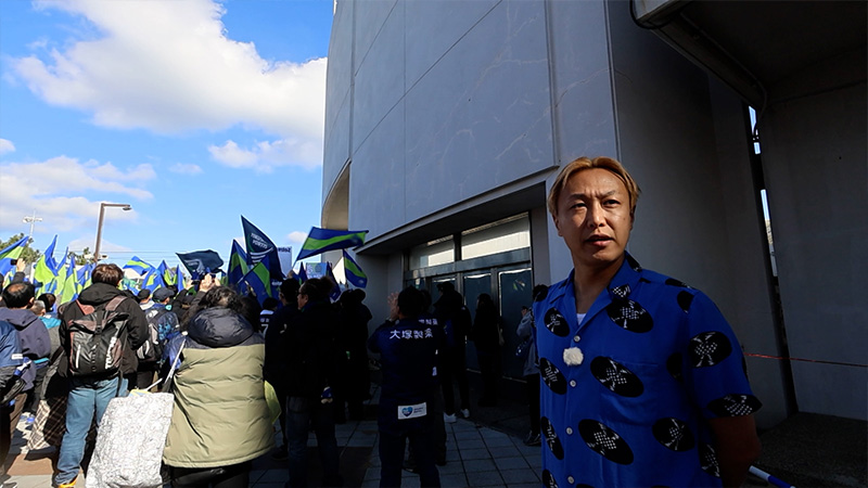 サッカー応援するよ ～お見送り芸人しんいちのボールと奏でる出会い旅