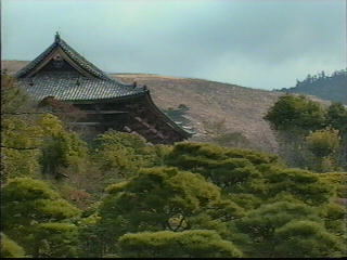 依水園の庭園から見た東大寺南大門と若草山