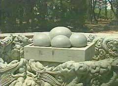 六卵碑