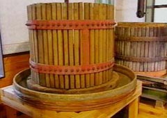 葡萄圧搾機（河内ワイン館）