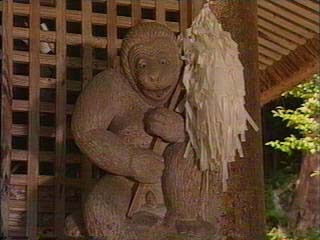 新井神社・猿の木彫り