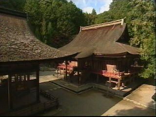 東本宮の拝殿（左）と本殿（右）