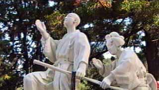 お里・沢市の像