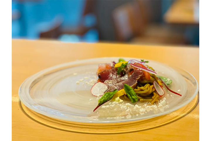 モリンガ麺と喜界島トマトの冷製とシビ（キハダマグロ）の‟カルパッチョ インサラータ”
