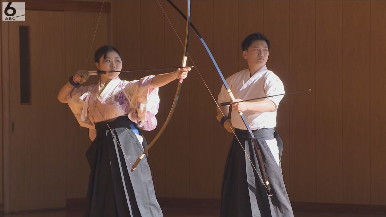 弓道　1965年（昭和40年）12月号 新春恒例「初射会」 弓の上達願い矢を放つ 滋賀・皇子山弓道場